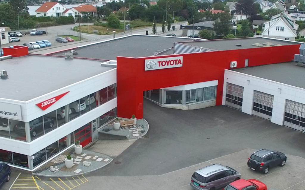 Fasadeplater fra Alutile har gitt Toyota Haugesund bedre isolering og et mer moderne uttrykk